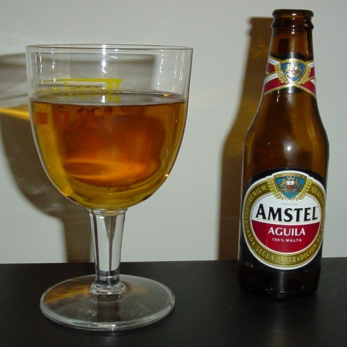 photo d'un verre de bire Amstel Aguila