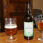 photo de la bouteille et du verre