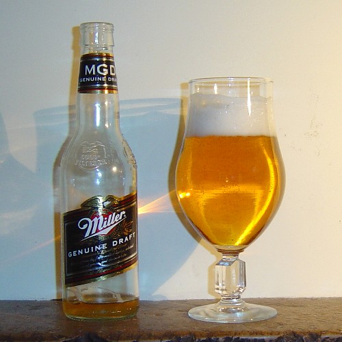 photo d'un verre de bire Miller Genuine Draft