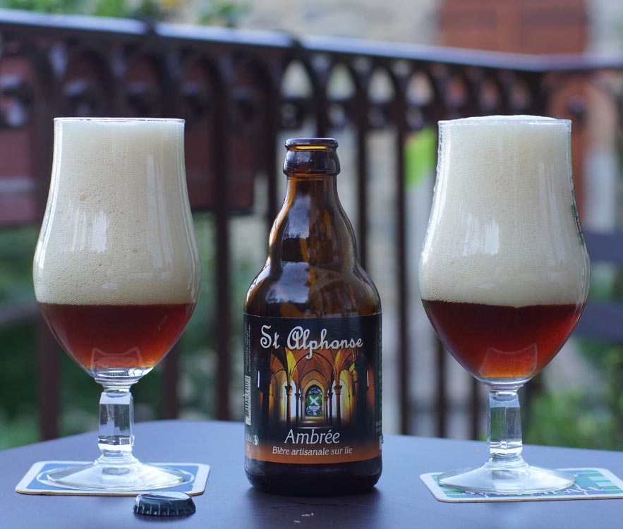 photo d'un verre de bire Saint Alphonse Ambree