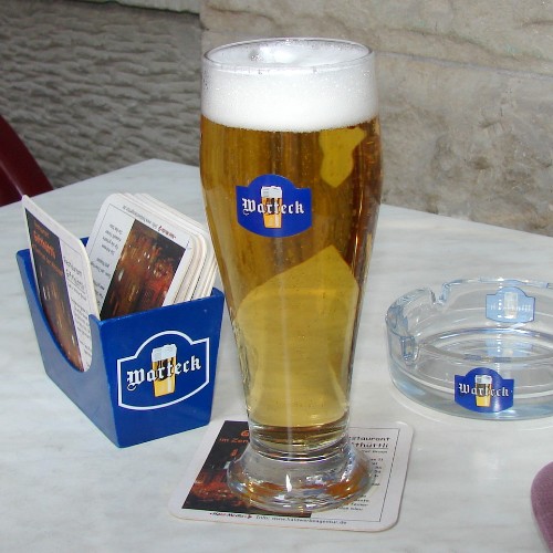 photo d'un verre de bire Warteck